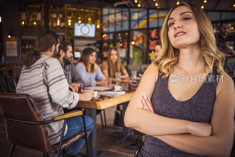 女商人在这次商务会议上的领导形象