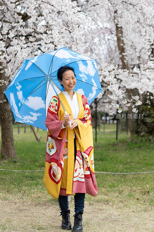 一个日本女人在欣赏樱花