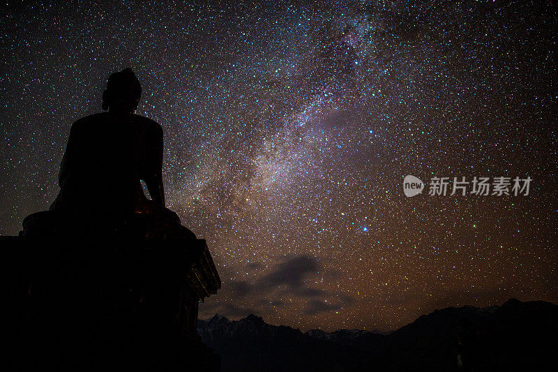 禅寺冥想与银河夜空的星星