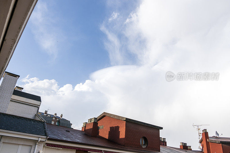 雷雨过后城市上空乌云密布