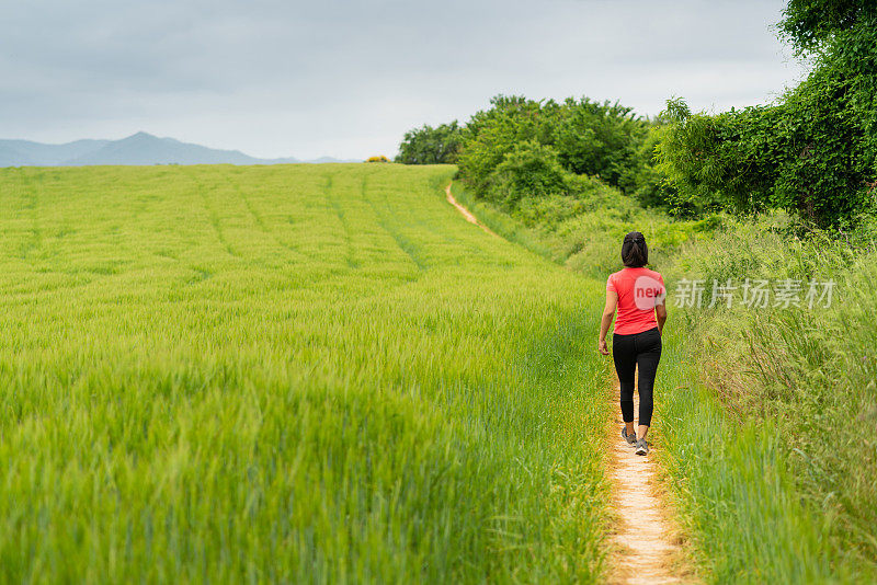 女人在户外慢跑