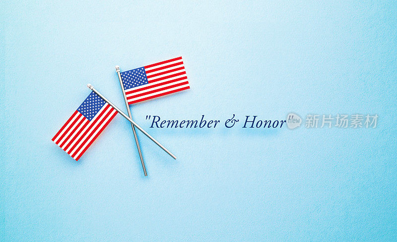 在蓝色背景上坐着的美国国旗小对旁边记住和尊敬阵亡将士纪念日的信息