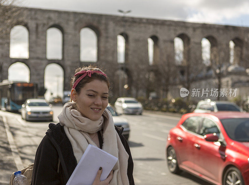 年轻女孩在历史上的罗马水管道fatih土耳其伊斯坦布尔