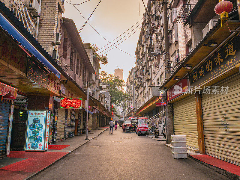 清晨，在中国湖南长沙市，人们或游客走在太平老街上。太平老街是长沙市的标志性建筑之一