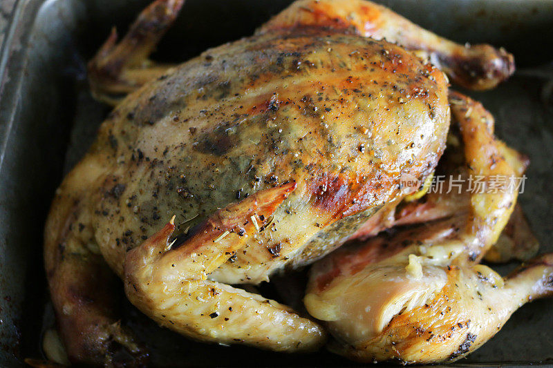 烤鸡的形象是在厨房的烤箱下，在不粘的烤盘里烤着，随时可以吃。周日的烧烤晚餐，酥脆的皮，香草鸡馅
