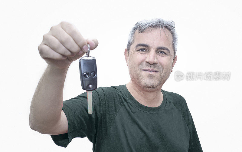 一个快乐成熟的男人在白色背景下拿着一把车钥匙的肖像