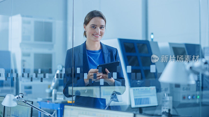 现代工厂办公室:年轻自信的女性工业工程师站立和手持数字平板电脑的肖像。工业工厂办公室，后面有玻璃墙和数控机械车间