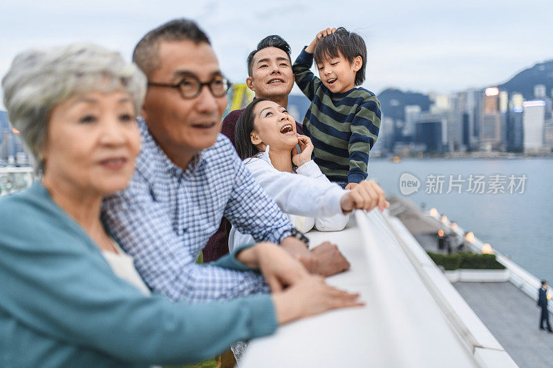 中国家庭在香港享受城市假期