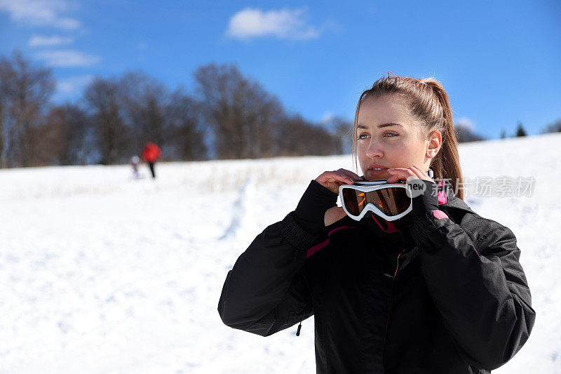 女子滑雪者在山上