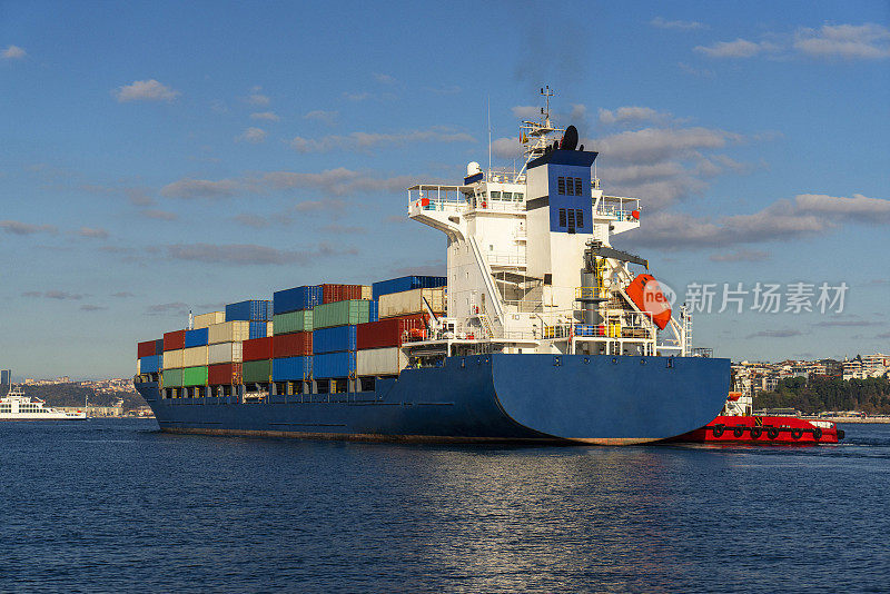 装载货物集装箱的货船在土耳其伊斯坦布尔的博斯普鲁斯海峡航行
