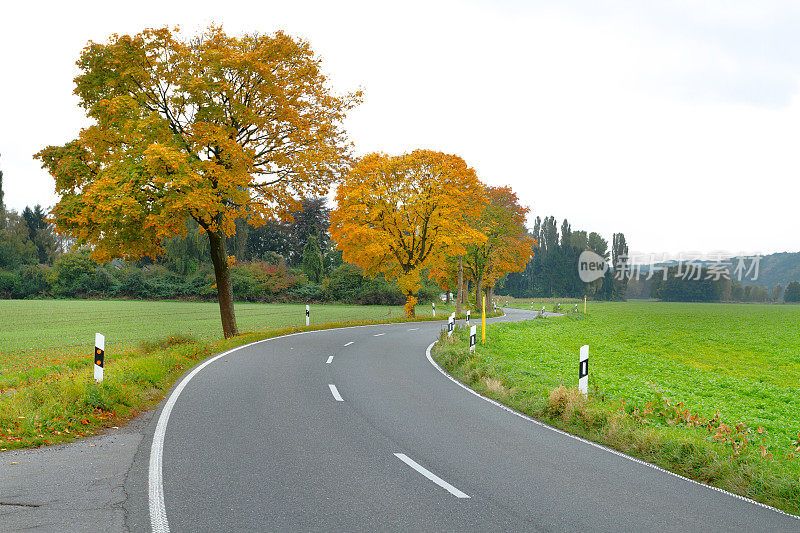 在秋天的鲁尔山谷弯弯曲曲的道路