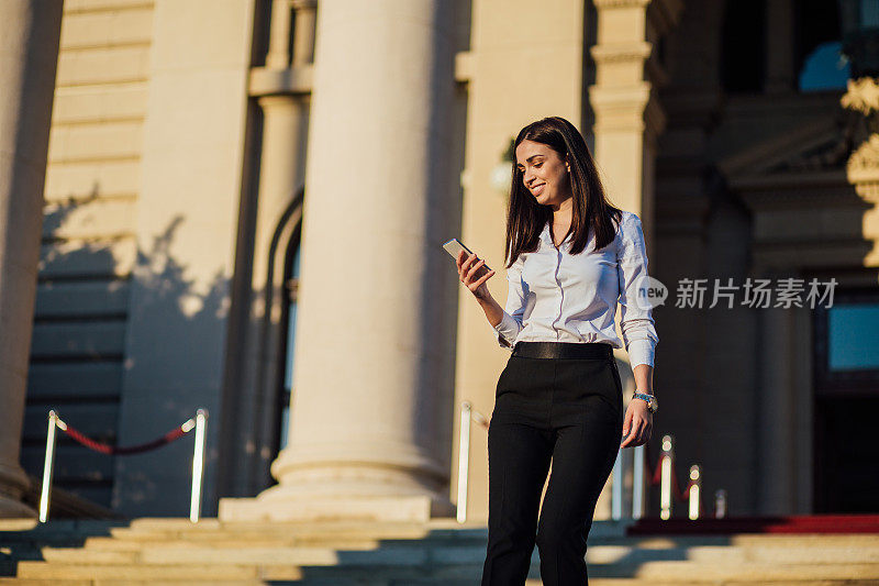 美丽的女人看起来很好