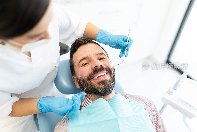 牙科诊所微笑病人
