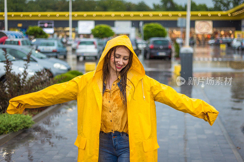 年轻女子在雨中浑身湿透却很快乐