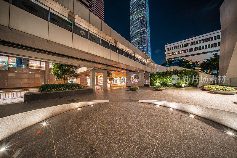 空瓷砖平台与现代建筑的背景