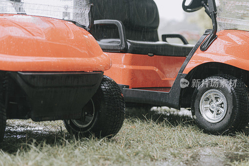 马六甲雨天球场上的高尔夫球车
