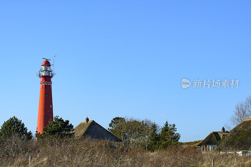 瓦登西地区Schiermonnikoog岛沙丘上的灯塔