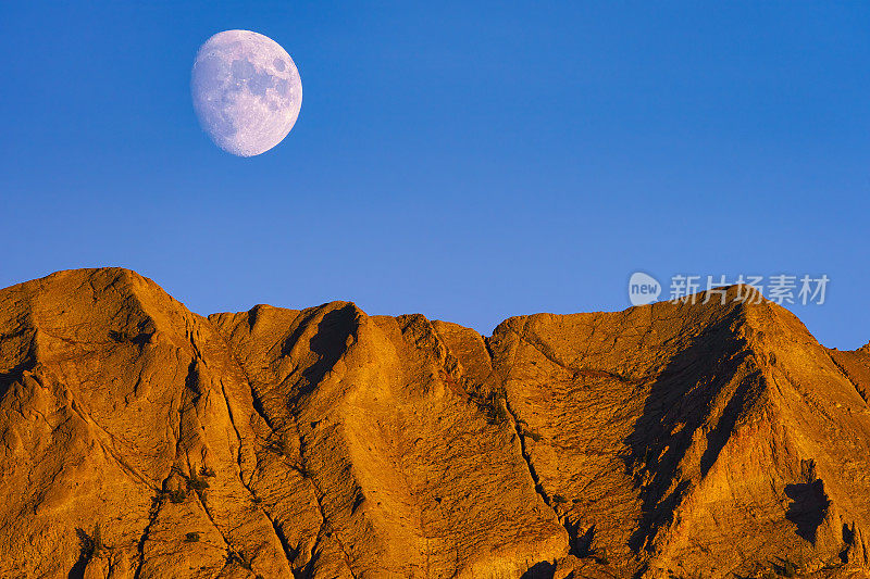 崎岖的圣胡安山脉的月亮升起