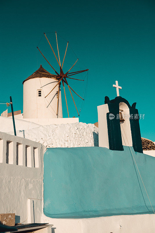 希腊圣托里尼岛的风车和贝尔教堂
