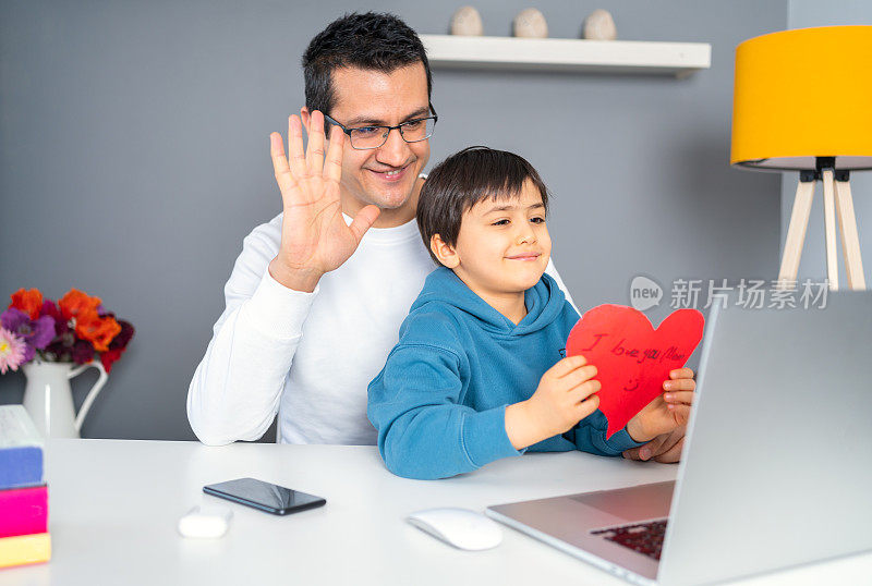父亲和儿子通过电脑视频聊天应用与母亲在母亲节。母亲节的庆祝活动。母亲节快乐