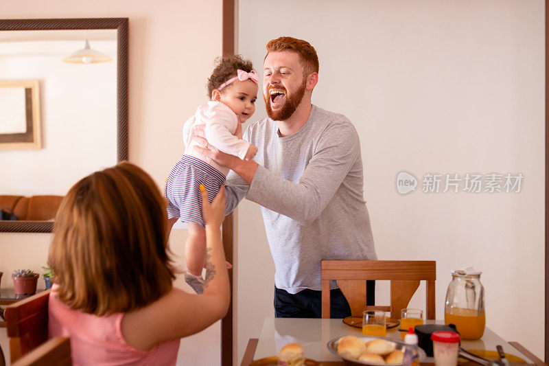 爸爸妈妈和他们的宝贝女儿玩得很开心