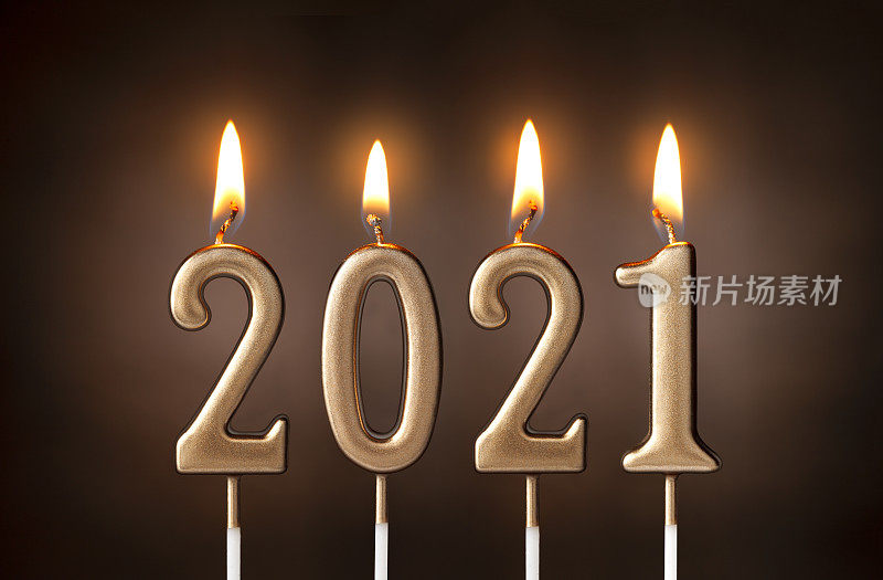 2021年新年快乐。点燃的蜡烛。
