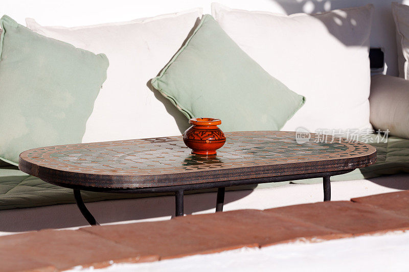 马拉喀什麦地那屋顶露台上的摩洛哥餐桌