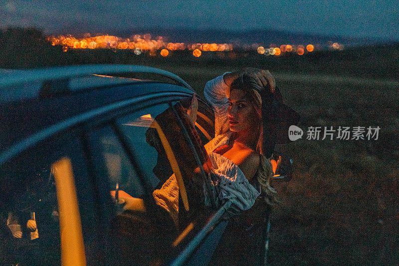 透过车窗欣赏夏夜的女人