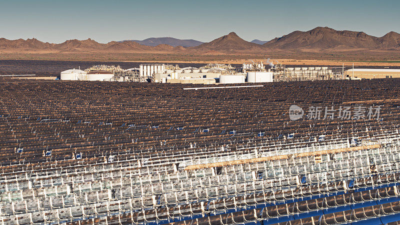 无人机拍摄的镜子和电站的抛物线槽太阳能厂在一个阳光明媚的早晨