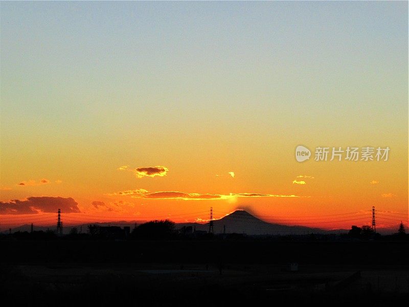 日本。1月。太阳落在富士山后面。