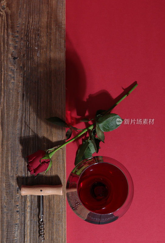 情人节与红玫瑰和葡萄酒的浪漫约会