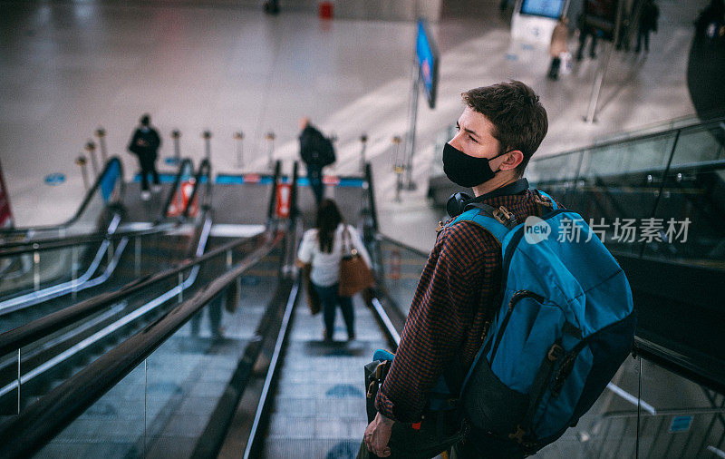 在机场戴口罩的男性旅客