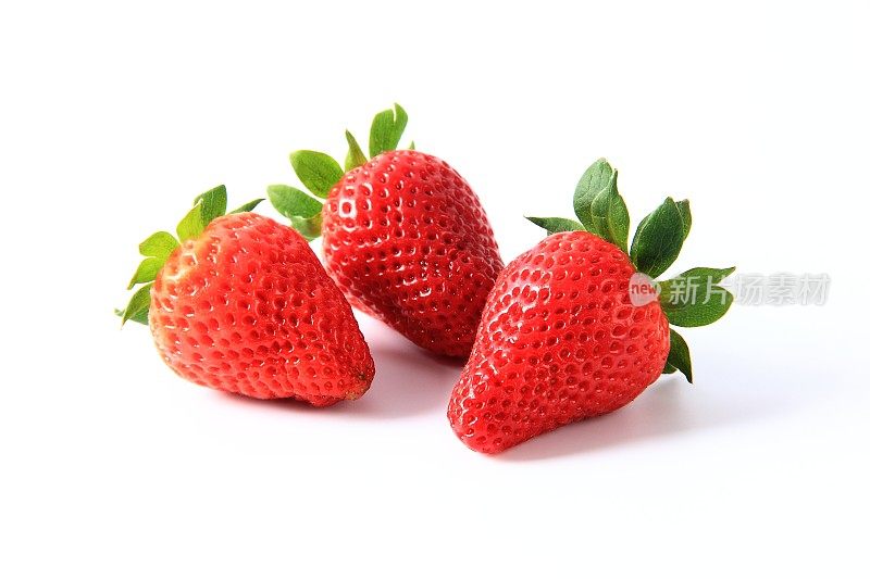 白色背景上的草莓