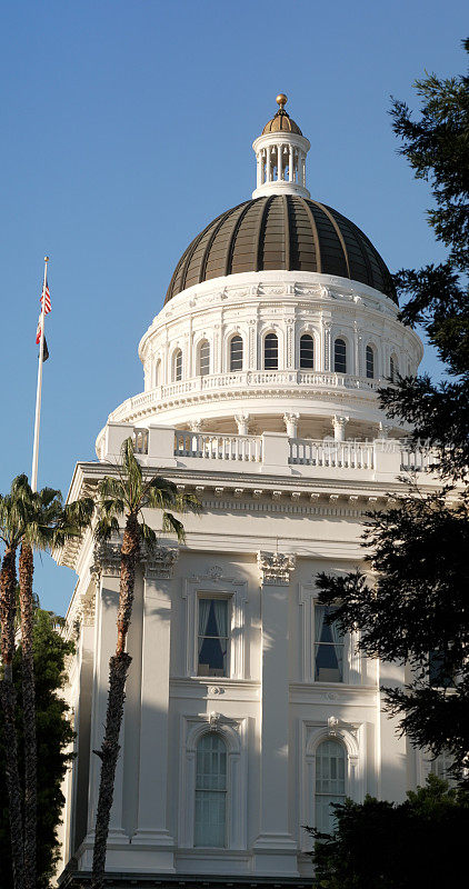 加州首府萨克拉门托市中心的国会大厦