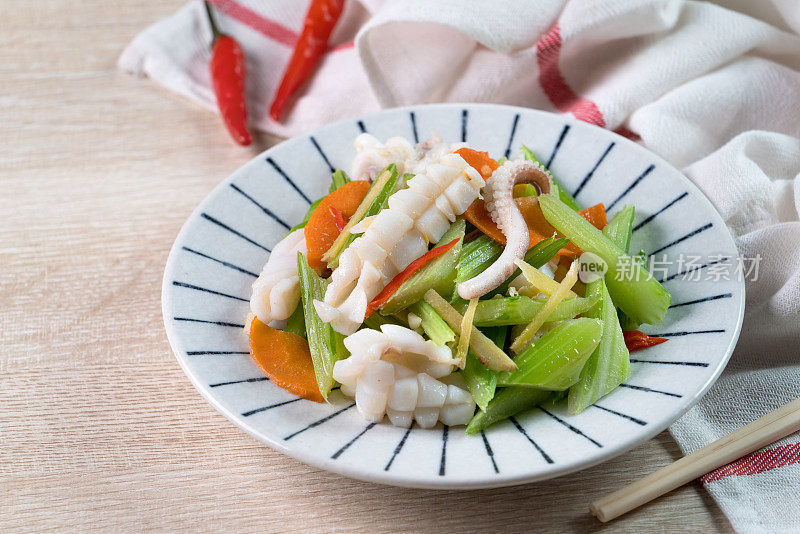 西芹炒浅海鱿鱼。美味的自制海鲜配蔬菜餐。