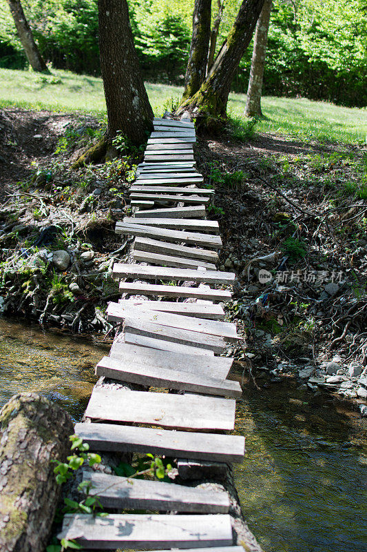 在一条小河的两岸之间用木头建造的小桥。