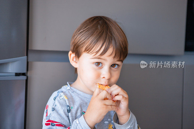 小男孩在家里吃饼干