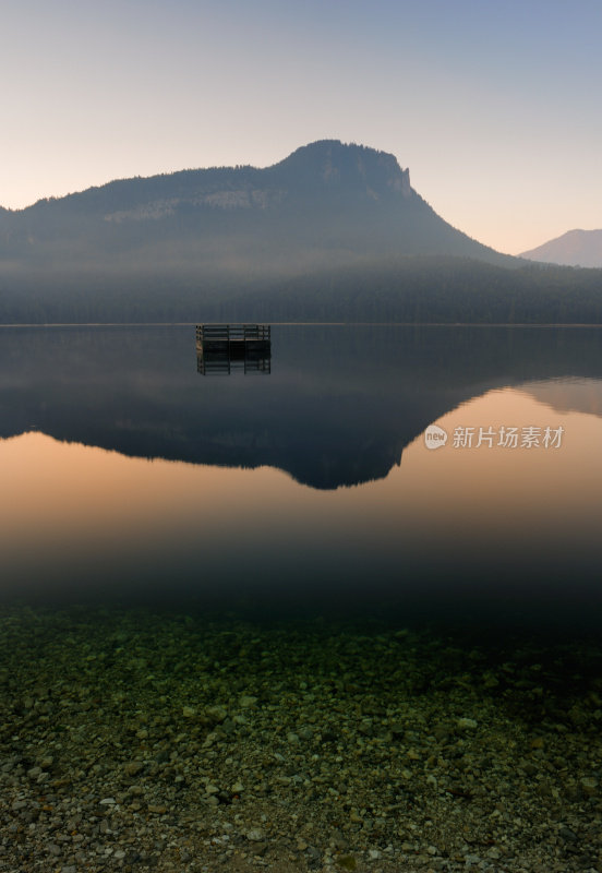 黎明的阿尔陶斯湖，奥地利阿尔卑斯山自然保护区垂直全景