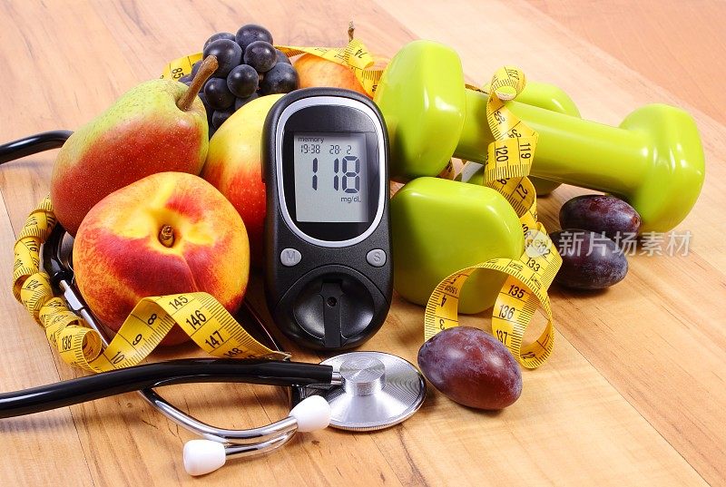 葡萄糖计与医疗听诊器，水果和哑铃