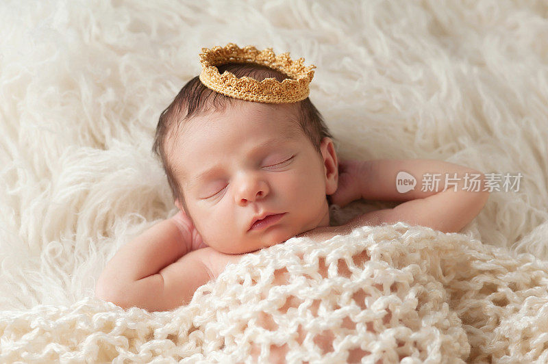 新生儿戴着王子的皇冠
