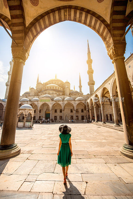 伊斯坦布尔蓝色清真寺附近的妇女