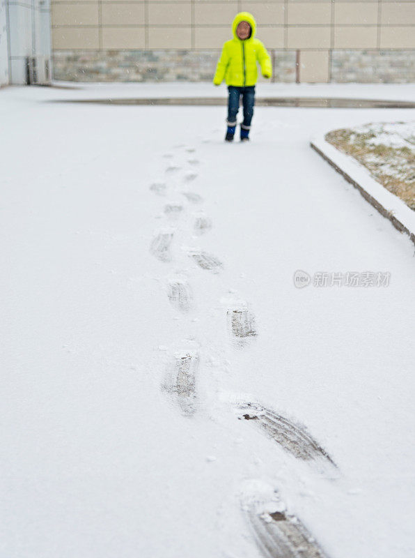 男孩在雪中行走