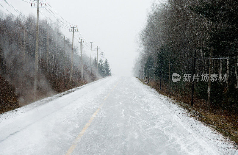 冬天下雪的路