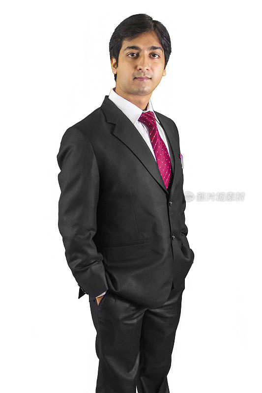 年轻商人自信地摆姿势