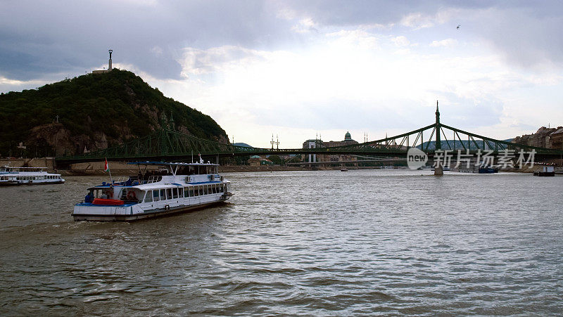 布达佩斯多瑙河上的船只