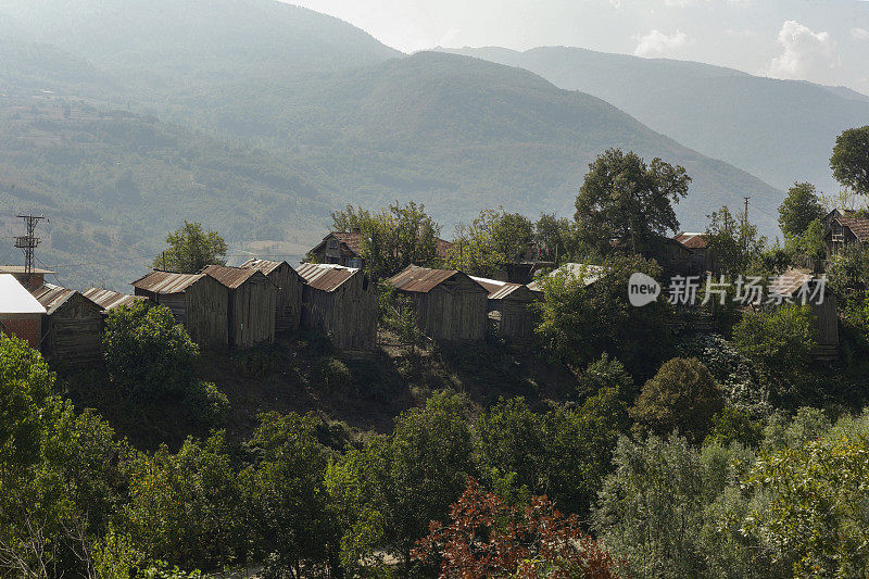 土耳其sakarya附近有木制谷仓的山村