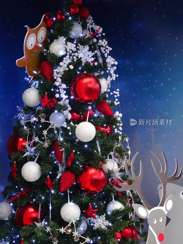 红白相间的圣诞树装饰品，装饰物，彩灯