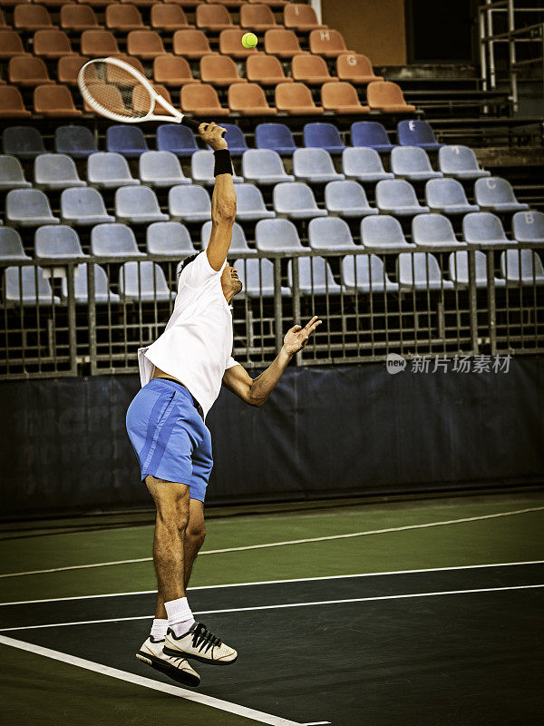 职业网球运动员发球