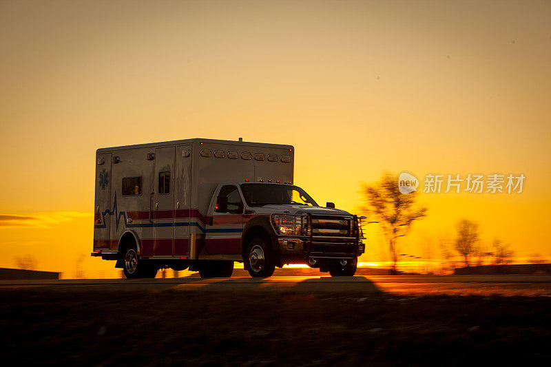 日出时，救护车在公路上超速行驶
