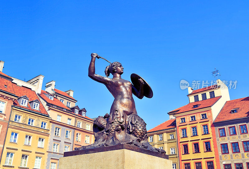 华沙老城市场广场上的美人鱼雕像